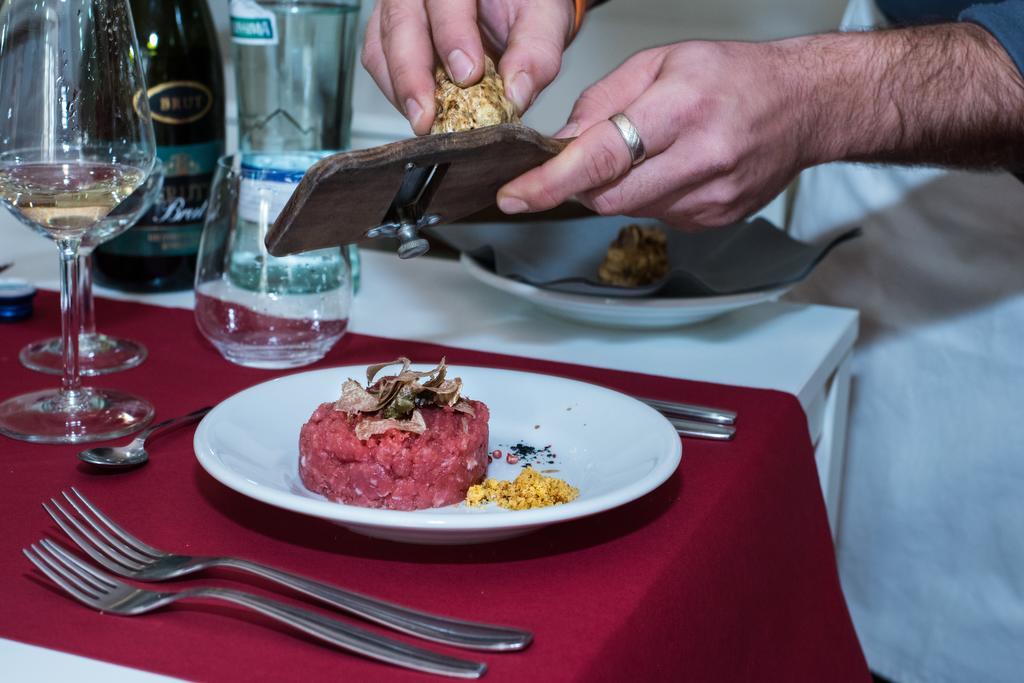 Azienda Agricola Simone Cerruti - Moscateria Villa Castiglione Tinella Exteriör bild